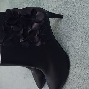 Kennel Schmenger nwot black booties